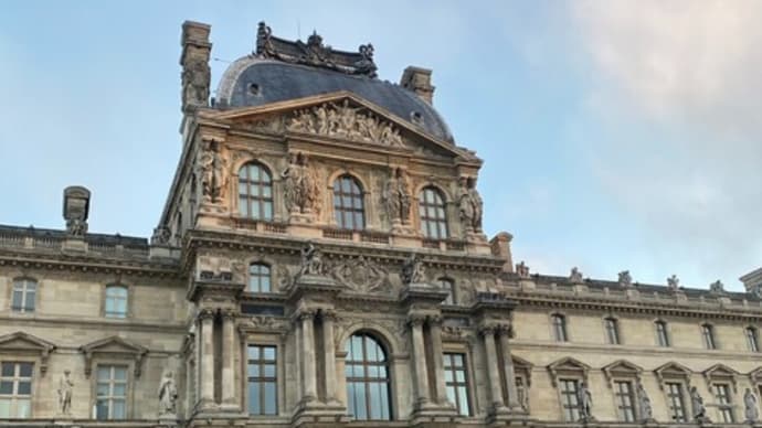 ルーブル美術館は建物自体もアート　パリ