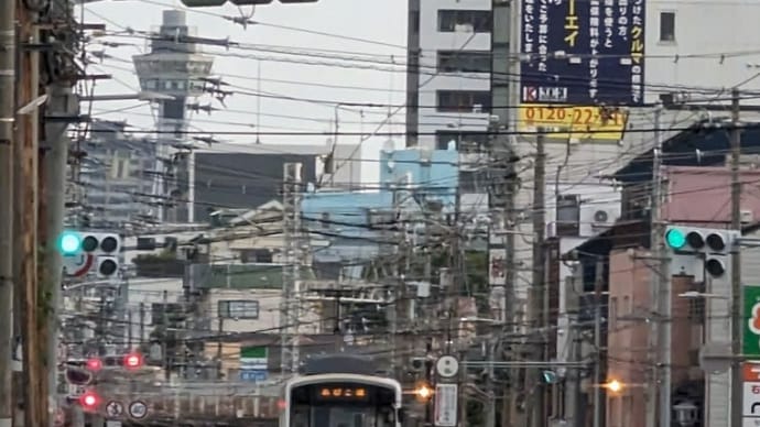 電線のある街、通天閣と路面電車♫