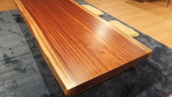930、お子様から大人まで家族みんなでくつろぐスタイル。一枚板テーブルロースタイルダイニングのススメ。一枚板と木の家具の専門店エムズファニチャーです。