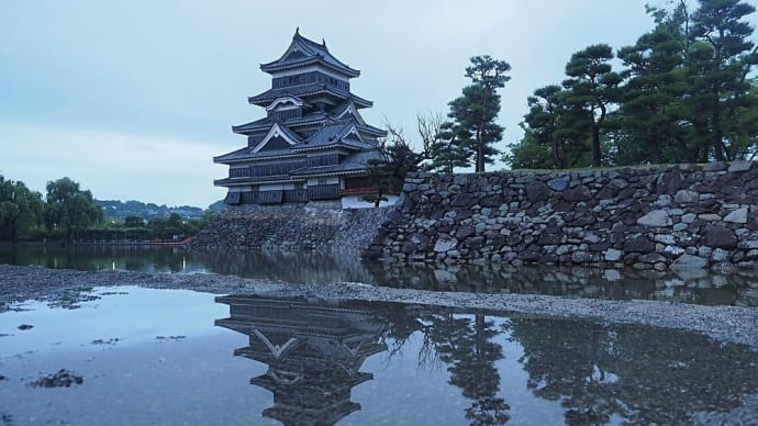 ★水溜りに映る城 2022