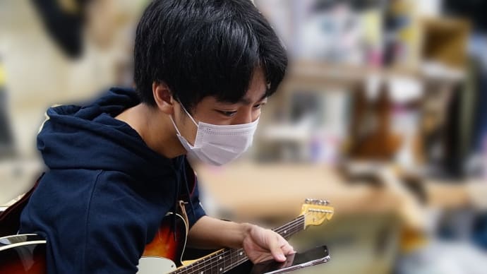 ギターを教えてもらう次男。
