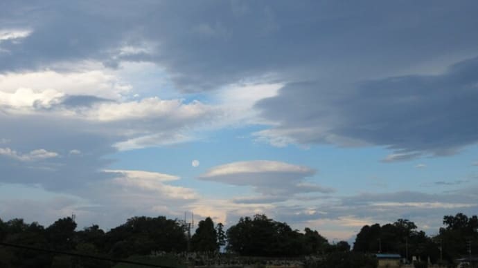 今朝の空　月と雲