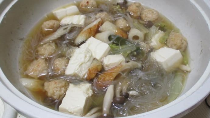 質素に少量-今日も元気 鶏団子鍋、高菜にぎり、ヒジキ煮、沢庵、焼芋、麦こがし、すき焼き、キーウイ