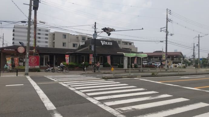本日のランチは久々にフォルクス針中野店へ本日はおろしハンバーグランチを。いつもの通りの完璧なまでの接客水準。店員のモチベーションの高さに驚き。