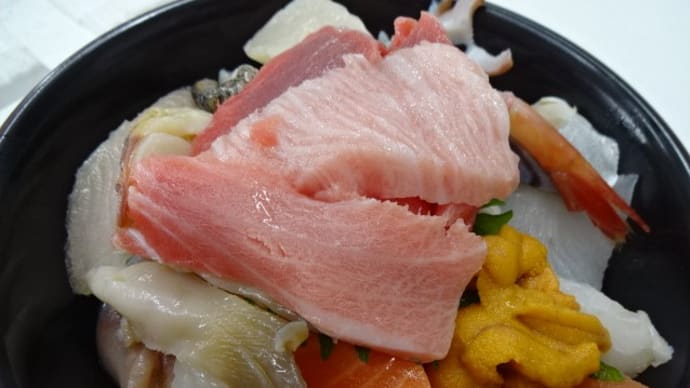 明日(木)のランチはかねしげの「海鮮丼」!「イートインコーナー」の年内営業は21日(土)まで!!刺身と手作り干物の専門店「発寒かねしげ鮮魚店」。