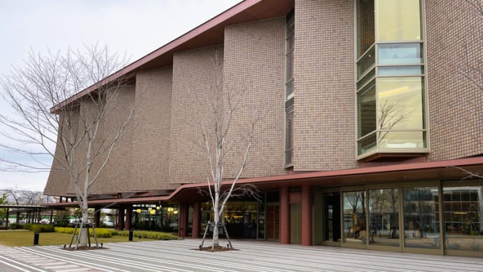 ●バスと徒歩で石川県立図書館(百万石ビブリオバウム)へ 図書館の外観 クリスマスツリー 金沢美術工芸大学の外観