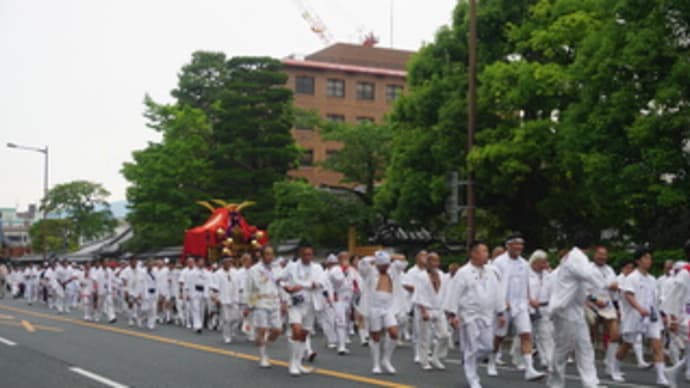 京都の祭り。「御霊神社」の還幸祭。「京都御所」への参内。大勢の人が関わる神輿渡御