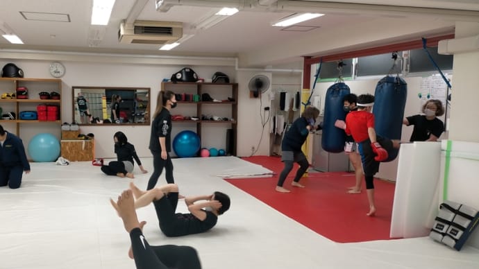 (金)キックボクシング初級クラス19:30〜