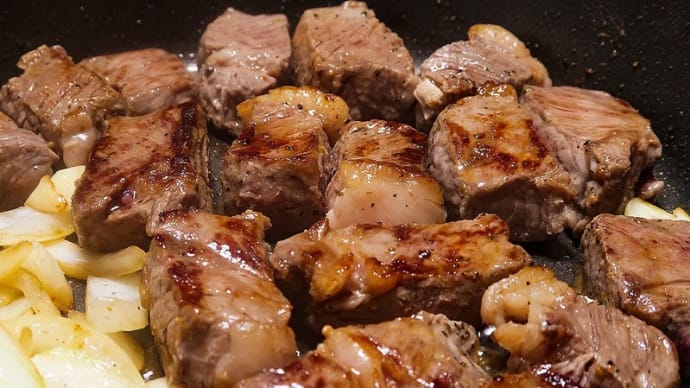 ステーキ肉料理　～サイコロ状に切って焼き、残りをビーフ炒飯に～