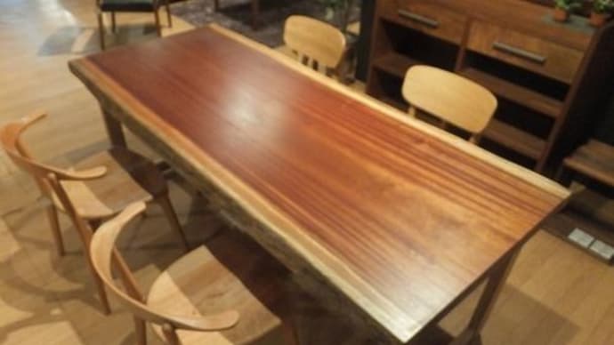 １２９５、リボン杢がいいです。　美しい木目のサペリの一枚板テーブルをご紹介します。一枚板と木の家具の専門店エムズファニチャーです。