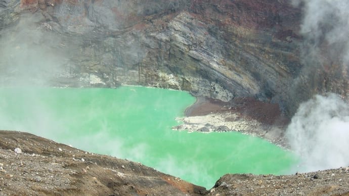 阿蘇中岳の噴火口はマグマの出口。　　　　　　　　　　　　　　　　12年前の今日　2010年10月26日の本ブログに掲載