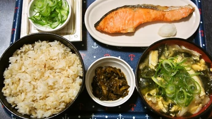 家で朝ご飯(発芽玄米ご飯に焼鮭(銀鮭)、舞茸と油揚げと玉子の味噌汁、納豆、葉唐きゅうり漬)(2021年1月12日)