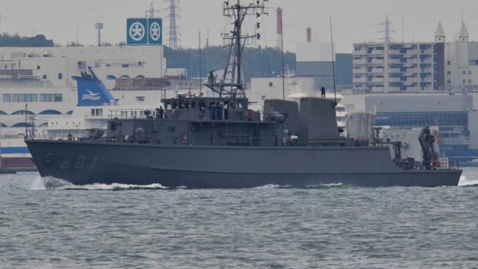 海上自衛隊掃海艇すがしま 海峡を航行する姿