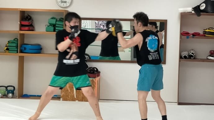 (金)キックボクシング初級19:30〜&ブラジリアン柔術打ち込みクラス21:00〜