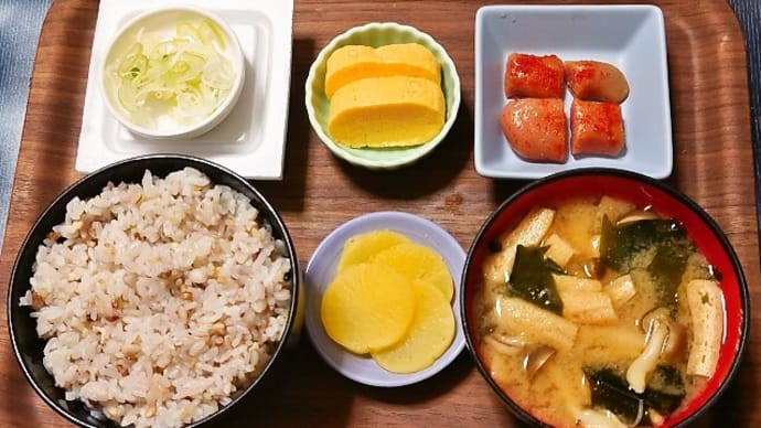 家で朝ごはん(十六穀ごはんに辛子明太子、だし巻き玉子、納豆、ぶなしめじのみそ汁、たくあん)(2025年5月15日)