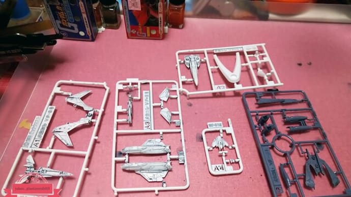 ■マクロクΔ　マクロスモデラーズ　ジークフリードを作り始めて感じること［チャック・マスタング機］