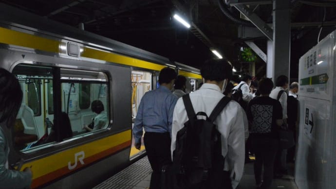 改札口へ急ぐ人たち、、【稲田堤駅:南武線】2021.6.8