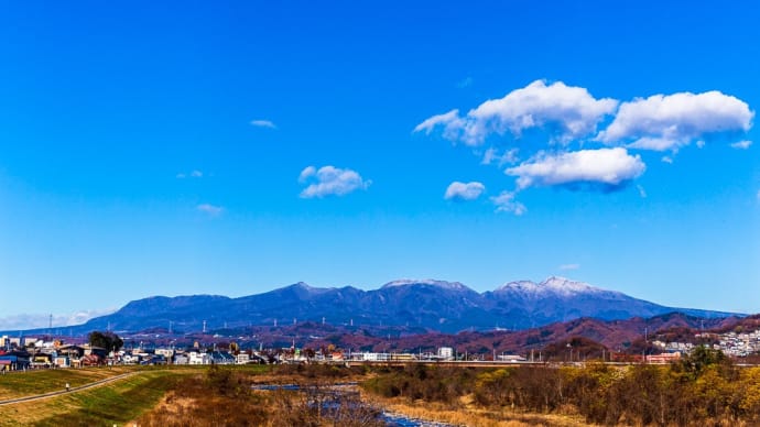 初冠雪の赤城山(渡良瀬川にて、2022年12月)