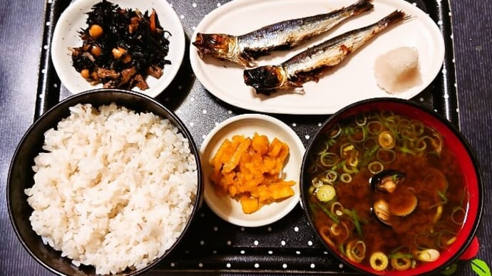家で朝ごはん(押麦ごはんにうるめ丸干し、ひじき煮、赤だしのしじみ汁、はりはり漬)(2023年8月7日)
