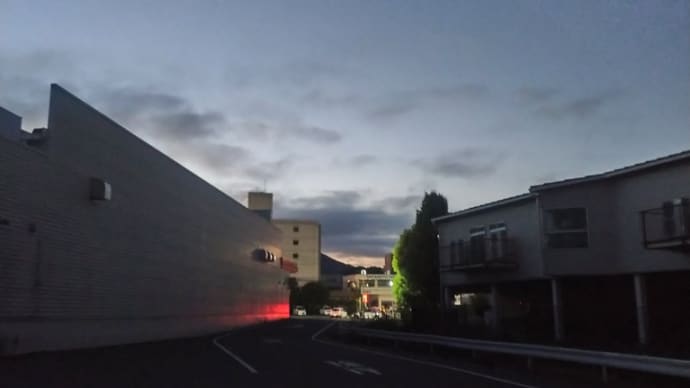 朝焼けの空と三日月に挑戦だー！