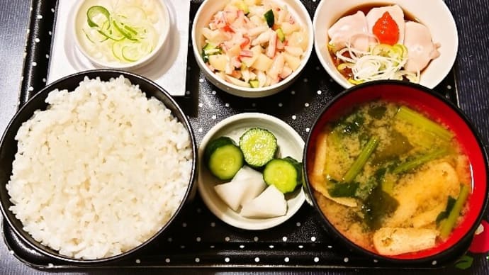 家で朝ご飯(ごはんは高知県産コシヒカリ、トラフグの白子ポン酢、ざく切りサラダ、納豆、小松菜のみそ汁、かぶときゅうり漬)(2024年4月13日)