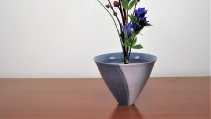 ベニアオイ(ローゼル)とルスカス・・赤色が可愛い・生花