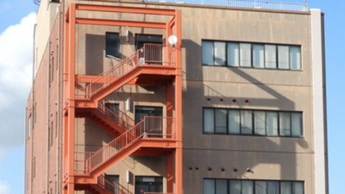 水戸のマンション非常階段