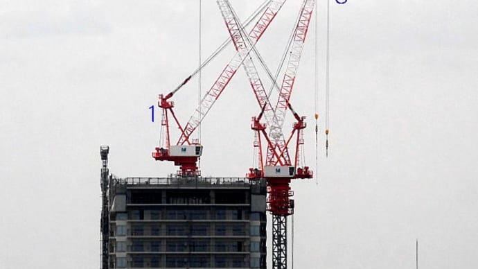 タワーマンション建設中、タワークレーン一つ消える