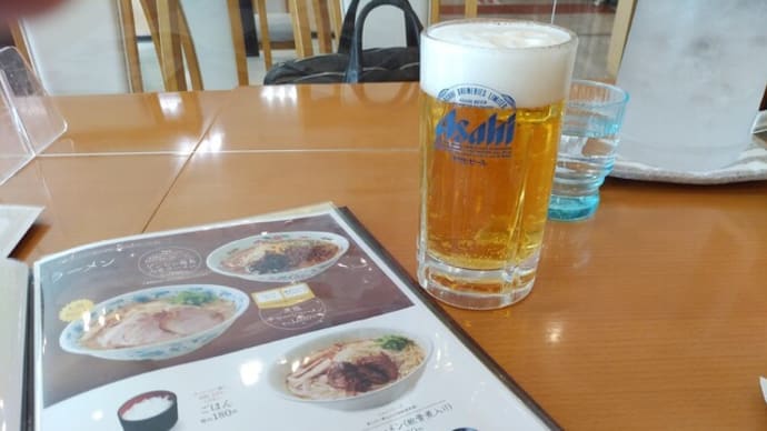 |M2002|鹿児島空港ビル2F『エアポート山形屋食堂』にお邪魔。生ビ&黒豚ウインナ&きびなご刺身で開始し、ちゃんぽんがメニューから消えたの~?でも、軟骨煮入りとんこつラーメンで大満足!