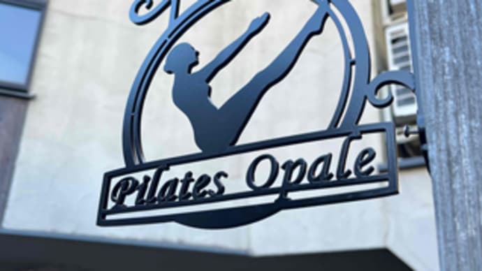 東京都 / ピラティス教室「Pilates Opale（ピラティス　オパール）」様のブラケット看板（設置後のお写真）