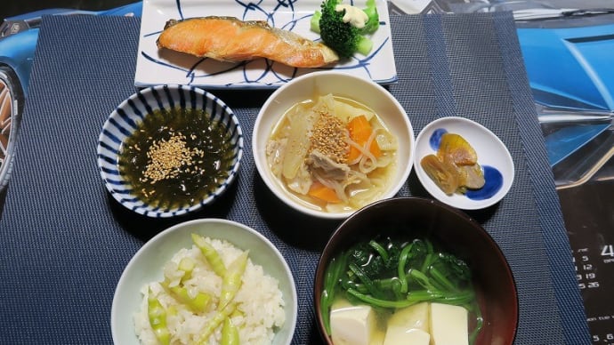 銀鮭の焼き物、肉じゃが、もずく、タケノコご飯、豆腐とポパイの味噌汁、炊屋食堂の田舎定食・・・庶民の味。