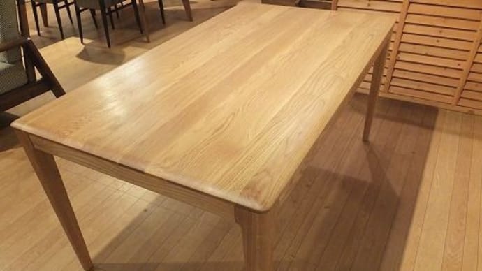 ５４３、【新入荷】1500x850x700mmシンプルなテーブル。オーク材。オイル仕上げ。ご家族4人で。一枚板と木の家具の専門店エムズファニチャーです。