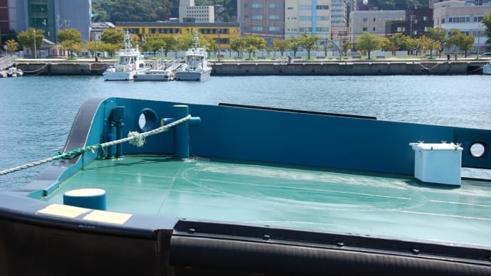 関門海峡はいろんな船が航行していきます