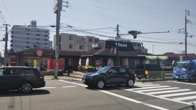 本日のランチはフォルクス針中野店へ。入ったところにCO2測定器が設置されていました。