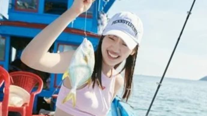 日向坂46佐々木美玲、引き締まったお腹全開の“釣りショット” 1st写真集先行カット第2弾