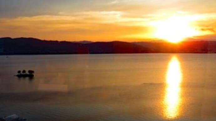 諏訪湖湖畔から眺める夕陽