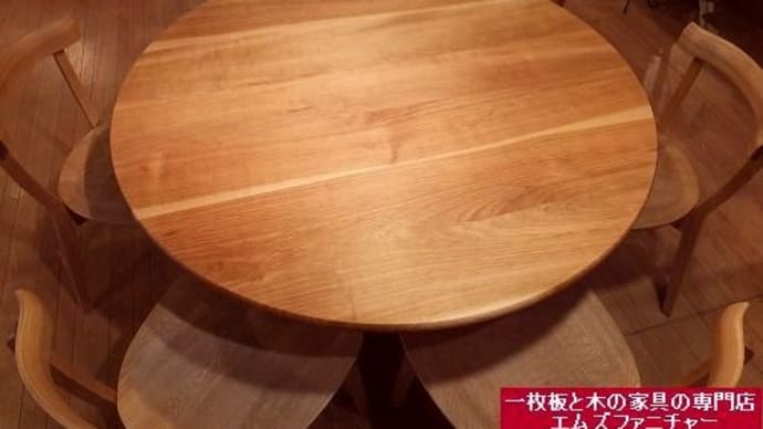 ２００７、丸いテーブルの良いところ。一枚板と木の家具の専門店エムズファニチャーです。