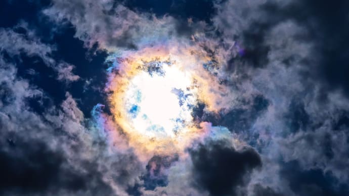 太陽の位置付近に現れる光環や彩雲