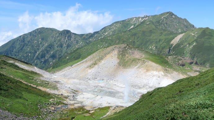 初秋の立山黒部アルペンルート・・・室堂平から・・・地獄谷と奥大日岳の風景