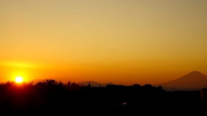 秋の夕陽と夕焼け富士