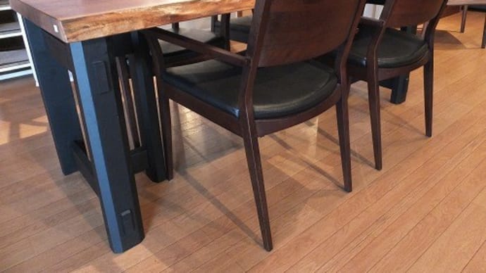 【シャープなモダンスタイル】ウォールナットの一枚板テーブル、チェアー、載せ脚。組み合わせ。一枚板と木の家具の専門店エムズファニチャーです。