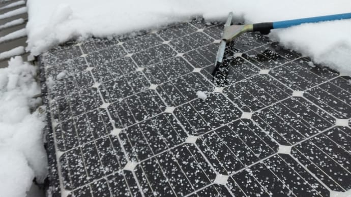 今日の⛄積雪4㎝~今年も🌤ソーラーパネルの排雪作業が日課となりそうでし😢