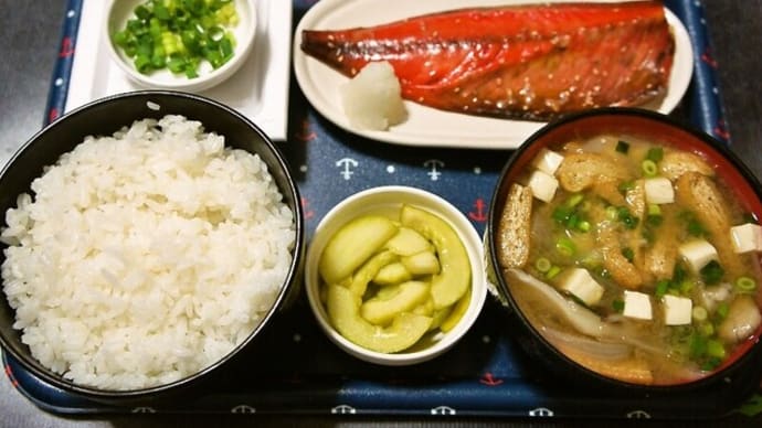 家で朝ご飯(宮城県産ひとめぼれにさばのみりん干し、納豆、玉ねぎと舞茸のみそ汁、白瓜の漬物)(2021年5月28日)