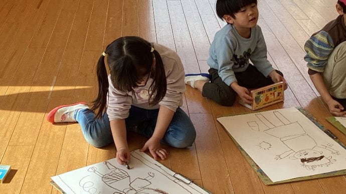 くま組、お絵描きのひとときです。