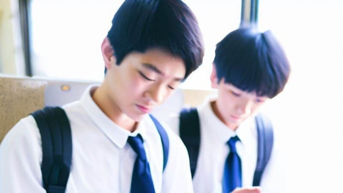 スマートフォンでChatGPT、高校生が