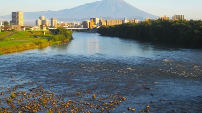 今朝の岩手山と早池峰山