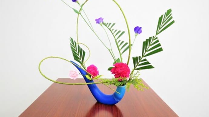 アレカヤシの面とヤナギの線を組み合わせ・・面白いデザインにする自由花