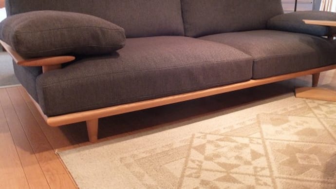 ６４、【お客様よりお問い合わせ頂きました】リビングで、くつろげるソファーは、低めがいい理由・・・。一枚板と木の家具の専門店エムズファニチャーです。