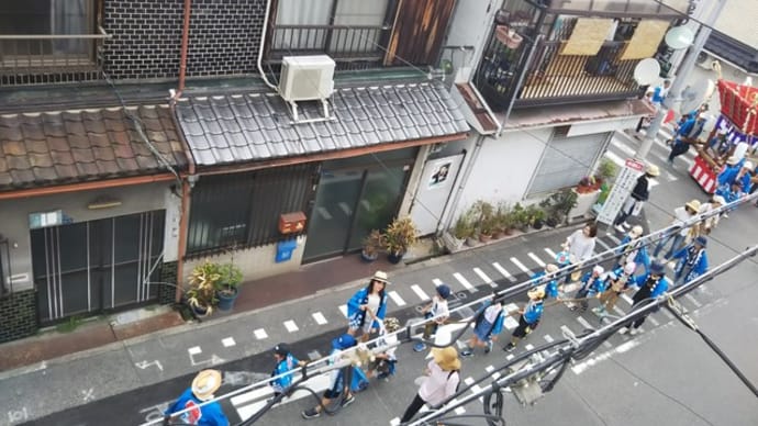 駒川のマンションの前を山阪神社のふとん太鼓が巡行。近くを神輿も巡行。神社の夏まつりの季節になりました。山阪神社の夏祭りは毎年７月２０日・２１日です。