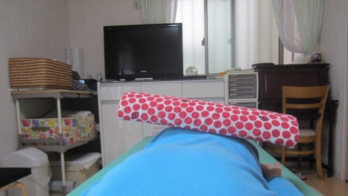 背中が大きく盛り上がり、重く感じる、足がはれぼったい